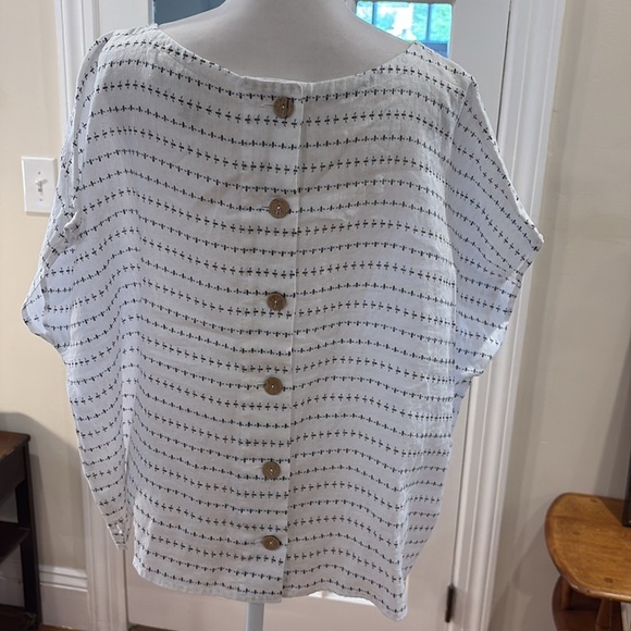 Cynthia Rowley rayon sleeveless top.white w/honeybee design. Size XL - Picture 4 of 6